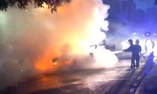 'Xế hộp' đậu ven đường bốc cháy dữ dội lúc rạng sáng