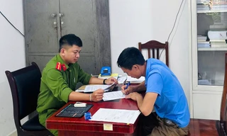 Đối tượng Vị (bên phải) khai nhận hành vi tại cơ quan công an. 