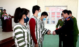 Các phạm nhân nhận Quyết định giảm án (ảnh: Duy Chiến)