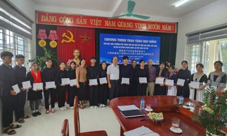 Đại sứ quán Trung Quốc trao học bổng cho học sinh Cao Bằng.