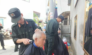 Chiến sỹ trẻ cắt tóc miễn phí cho người dân. (ảnh: Duy Chiến)