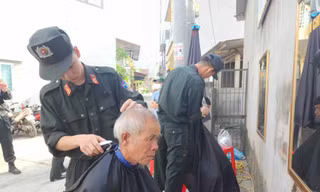 Chiến sỹ trẻ cắt tóc miễn phí cho người dân. (ảnh: Duy Chiến)