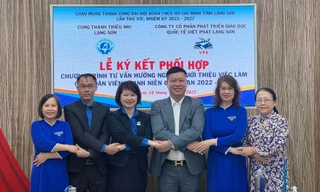 Ký kết hợp tác hướng nghiệp, giới thiệu việc làm cho thanh niên Lạng Sơn -Ảnh: Duy Chiến 