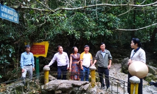 Du khách đến thăm quan, tìm hiểu tại Pác Bó. Ảnh: T. Hiển 