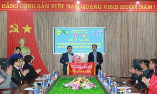 Trao cờ đăng cai hoạt động năm 2026 cho đại diện tỉnh Bắc Ninh. 