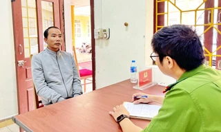 Đối tượng Long (bìa trái) tại cơ quan công an -Ảnh: TL