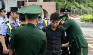 Đối tượng Lộc Văn Hoàn (giữa) bị bắt giữ. Ảnh: H.T