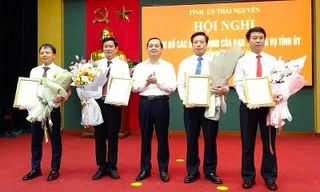 Các cán bộ được bổ nhiệm nhận hoa chúc mừng. 