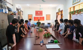 Các đối tượng tại cơ quan công an. Ảnh: G.H