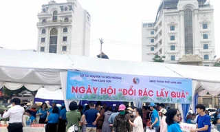 Sôi nổi ngày hội đổi rác lấy quà. Ảnh: Duy Chiến 