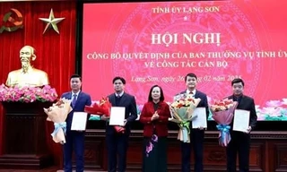 Các lãnh đạo được điều động, bổ nhiệm nhận quyết định, hoa chúc mừng. 