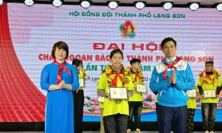 Tôn vinh Đội viên xuất sắc ở Lạng Sơn. Ảnh: Duy Chiến.
