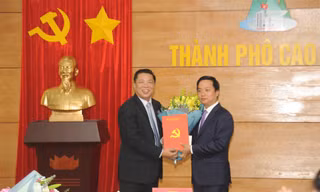 Ông Lê Hải Hòa (bìa phải) nhận hoa, Quyết định giữ chức vụ Bí thư Thành ủy Cao Bằng -Ảnh: CB