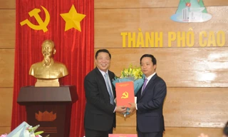 Ông Lê Hải Hòa (bìa phải) nhận hoa, Quyết định giữ chức vụ Bí thư Thành ủy Cao Bằng -Ảnh: CB