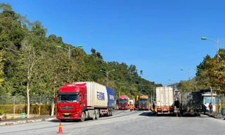 Hàng hóa xuất nhập khẩu qua cửa khẩu Hữu Nghị. Ảnh: Duy Chiến 