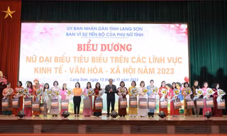 Tôn vinh những phụ nữ tiêu biểu ở Lạng Sơn. Ảnh: Duy Chiến 