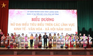 Tôn vinh những phụ nữ tiêu biểu ở Lạng Sơn. Ảnh: Duy Chiến 