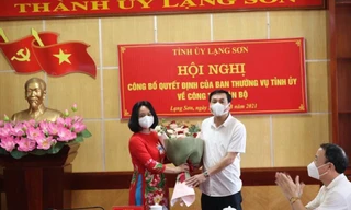 Lãnh đạo thành phố Lạng Sơn tặng hoa chúc mừng bà Nông Bích Diệp
