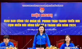 Chị Nguyễn Phạm Duy Trang (giữa) chủ trì hội nghị. 