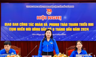 Chị Nguyễn Phạm Duy Trang (giữa) chủ trì hội nghị. 