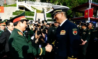 Bộ trưởng quốc phòng Trung Quốc đón đoàn đại biểu Quốc phòng Việt Nam tại cửa khẩu quốc tế Hữu Nghị. 