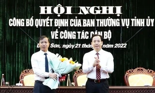 Lãnh đạo Tỉnh ủy Lạng Sơn tặng hoa chúc mừng ông Trần Hồng Nghĩa -Ảnh: Duy Chiến 