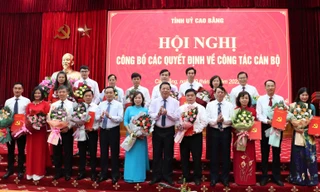 Lãnh đạo tỉnh Cao Bằng tặng hoa chúc mừng 17 đồng chí được luân chuyển, bổ nhiệm giữ trọng trách mới -Ảnh: T.L