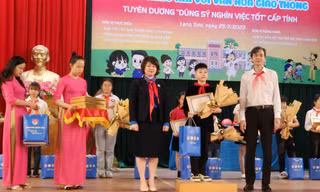 Dũng sỹ nghìn việc tốt được tôn vinh, khen thưởng .Ảnh: Duy Chiến 