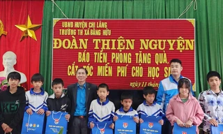 Tặng quà cho các em học sinh vùng ba Bằng Hữu .Ảnh: Duy Chiến 