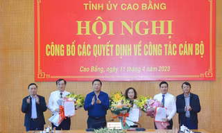 Những cán bộ được luân chuyển, bổ nhiệm nhận hoa chúc mừng .Ảnh: CB