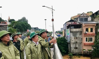 Phó Thủ tướng Hồ Đức Phớc (giữa) kiểm tra một số địa điểm ngập lụt tại thành phố Cao Bằng. (ảnh: V.T)