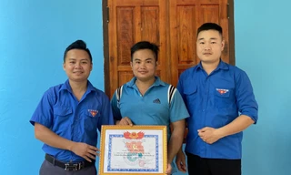 Khen thưởng cho người thanh niên dũng cảm. Ảnh: Duy Chiến 