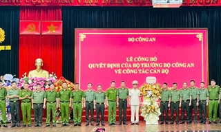 Thượng tá Lê Đăng Khoa (giữa) nhận hoa chúc mừng của lãnh đạo Công an tỉnh Lạng Sơn. (ảnh: Duy Chiến)