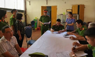 Ông Nguyễn Trung Kiên, cựu cán bộ phòng Tài nguyên môi trường TP Lạng Sơn (bìa trái) nghe các Quyết định khởi tố vụ án, khởi tố bị can -Ảnh: TL