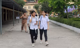Các thí sinh tự tin với bài làm. Ảnh: H.T