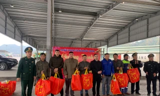 Tặng quà cho lái xe ở biên giới Lạng Sơn. Ảnh: Duy Chiến