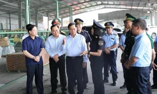 Phó Thủ tướng Bùi Thanh Sơn thị sát tại cửa khẩu quốc tế Hữu Nghị.