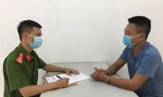 Đối tượng Chiêu (bìa phải) khai nhận hành vi tại cơ quan công an -Ảnh: G. Hưng