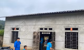 Sơn tường nhà cho hộ nghèo. Ảnh: Duy Chiến 