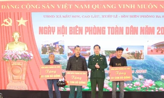 Biên phòng Ba Sơn trao hỗ trợ sinh kế cho nhân dân giáp biên giới. 