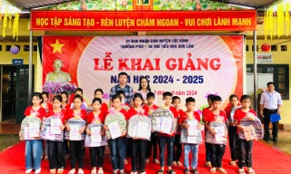 Nhiều em học sinh vùng sâu, vùng xa ở Lạng Sơn nhận quà năm học mới. (ảnh: Duy Chiến)