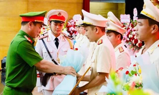 Lãnh đạo Công an tỉnh Lạng Sơn trao quyết định cho các Trưởng công an xã. Ảnh: H.T