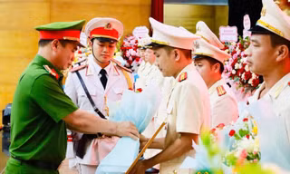 Lãnh đạo Công an tỉnh Lạng Sơn trao quyết định cho các Trưởng công an xã. Ảnh: H.T