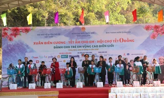 Các em nhận được nhiều phần quà có ý nghĩa. 