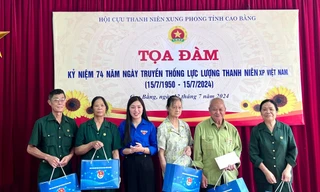 Trao quà cho các Cựu TNXP Cao Bằng. 