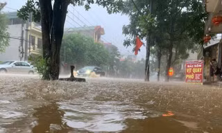 Nhiều tuyến đường ở thành phố lạng Sơn ngập lụt.