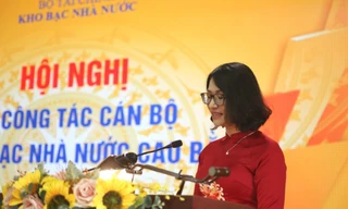 Tân Giám đốc KBNN Cao Bằng Phạm Thị Hồng Thúy phát biểu nhận nhiệm vụ. 