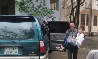 Đưa đón học sinh đến trường dự thi. 