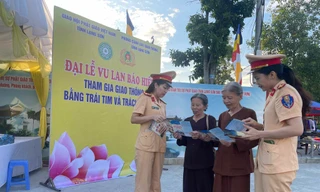 Tuyên truyền cho người dân về ATGT. Ảnh: Hoàng Anh