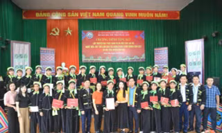 Trao quyết định thành lập Câu lạc bộ nghề thêu, dệt thổ cẩm dân tộc Nùng. Ảnh: Duy Chiến 